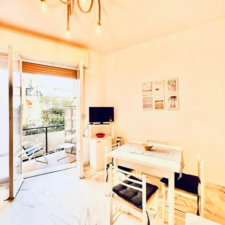 Appartement Hostdomus - Cozy Corner Near The Sea à Finale Ligure Extérieur photo